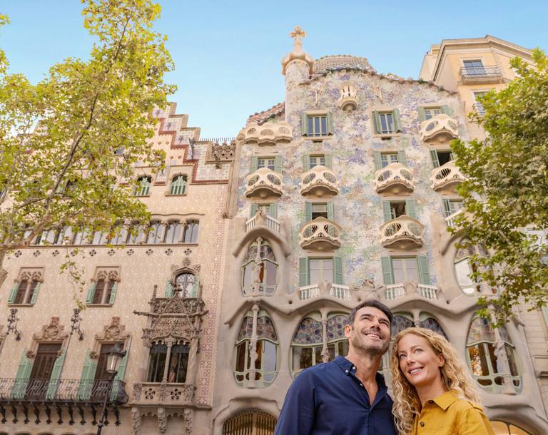 Couple standing in front of Gaudí's Casa Batlló in Barcelona