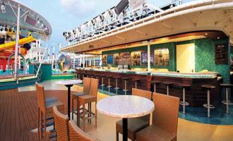 Bar ob bazenu Waves